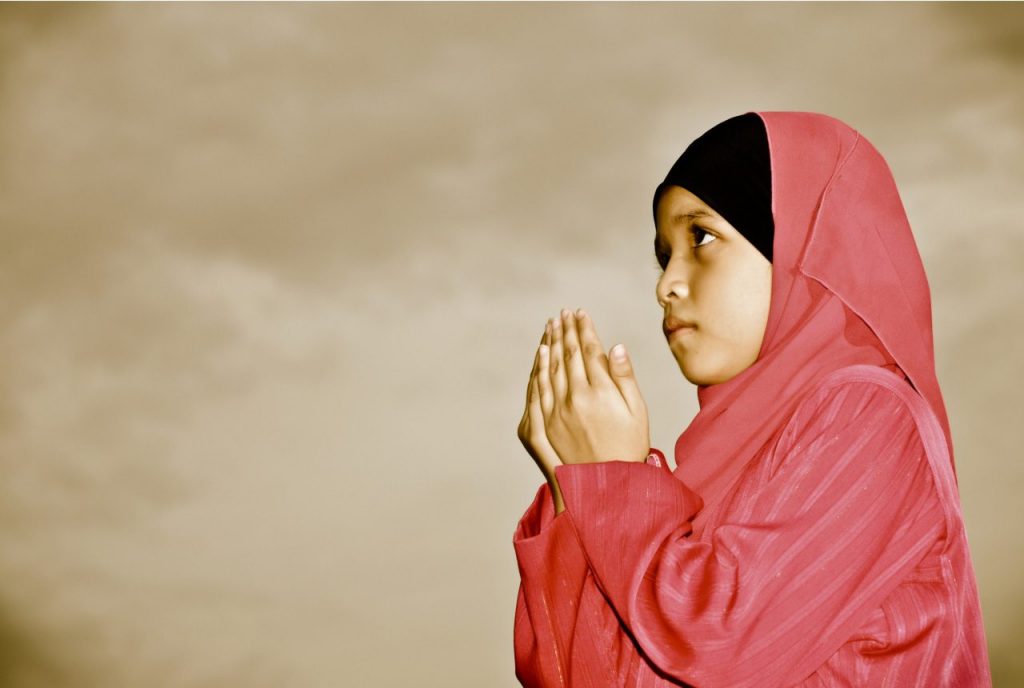 Kanak-kanak-Perempuan-Muslim-Berdoa